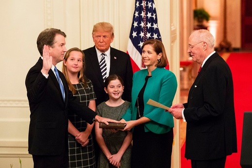Brett Kavanaugh skládá přísahu před zraky své rodiny a prezidenta Donalda Trumpa.