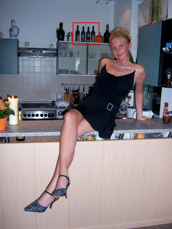 AfD chce vyloučit poslankyni kvůli fotogragii s obrázkem Hitlera na vinětě.