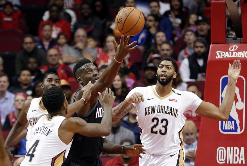 Ani centr Houstonu Clint Capela (v tmavém) nedokázal odvrátit debakl.