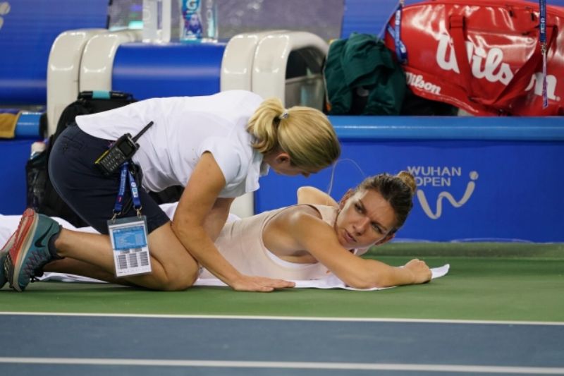 Simona Halepová se nechává ošetřovat během utkání.