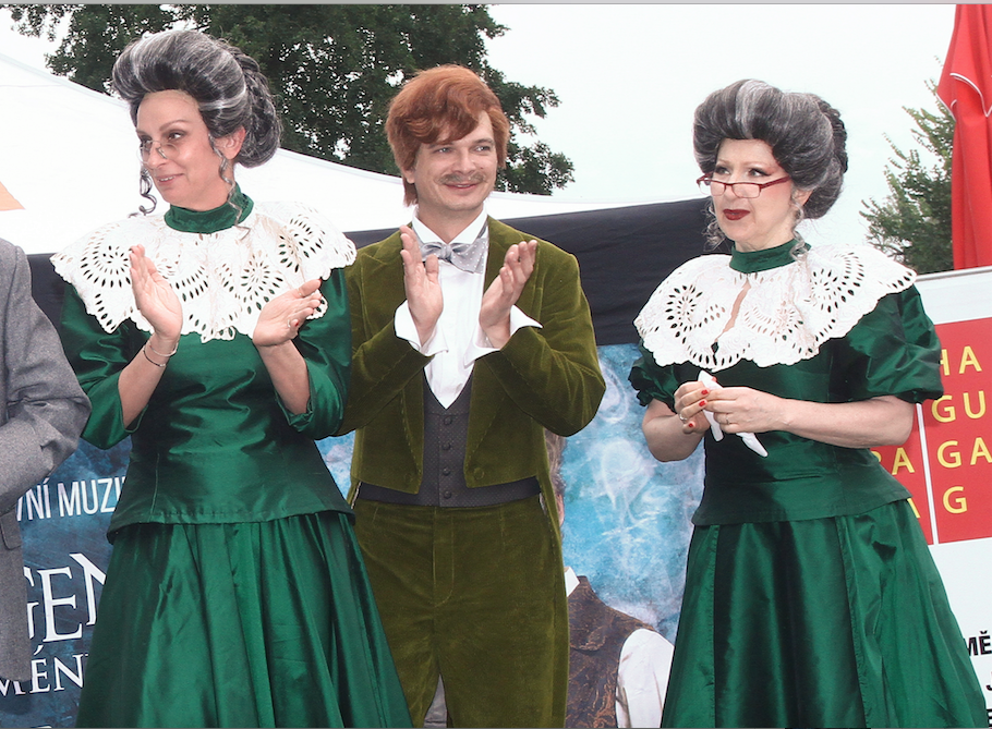 Obě dámy hrají paní Hudsonovou.