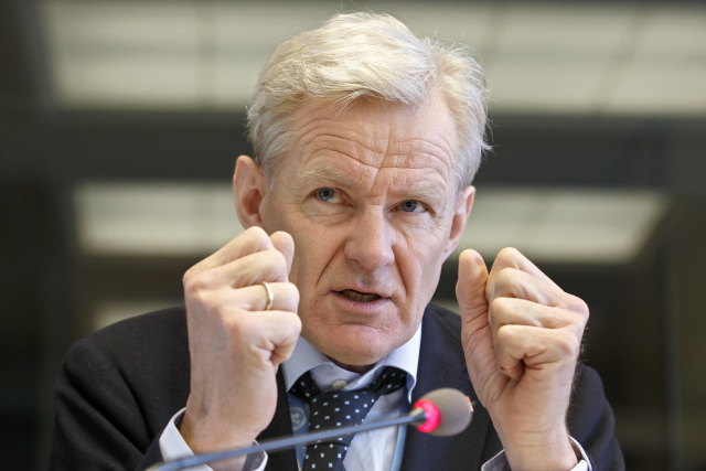 Poradce OSN pro humanitární otázky Jan Egeland. Poradce OSN pro humanitární otázky Jan Egeland.