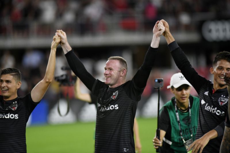 Wayne Rooney oslavuje se svými spoluhráči výhru.