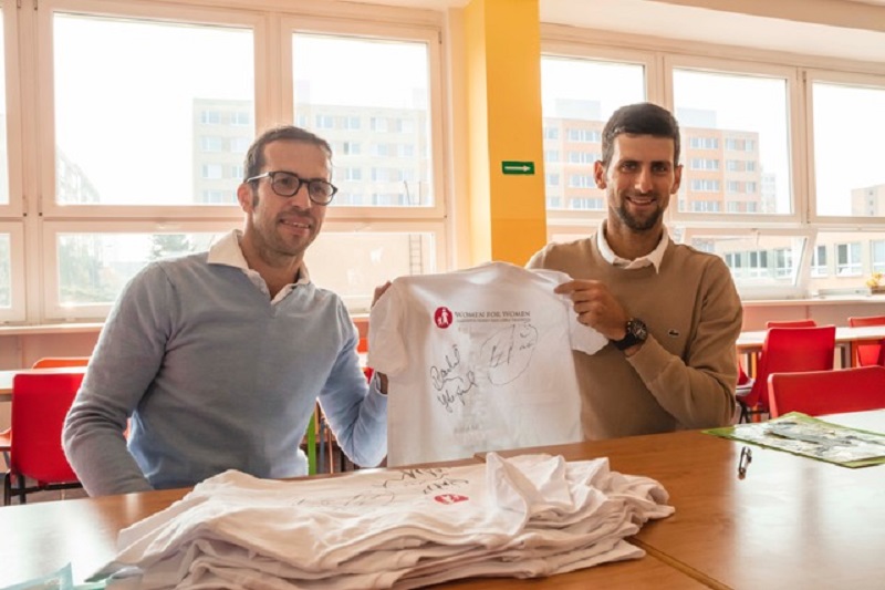 Tenisté Radek Štěpánek a Novak Djokovič podpořili projekt společnosti Women for Women.