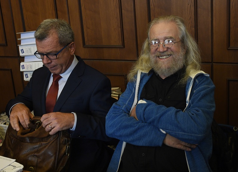 Písničkář Jaroslav Hutka (vpravo) u soudu na Praze 2.