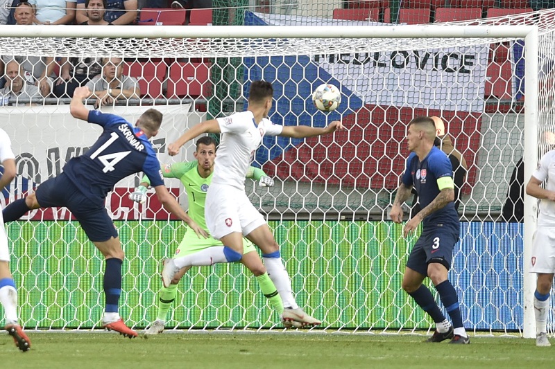 Část Slováků se omluvila za večírek, s Kozákem prý neměli problém. Část Slováků se omluvila za večírek, s Kozákem prý neměli problém.