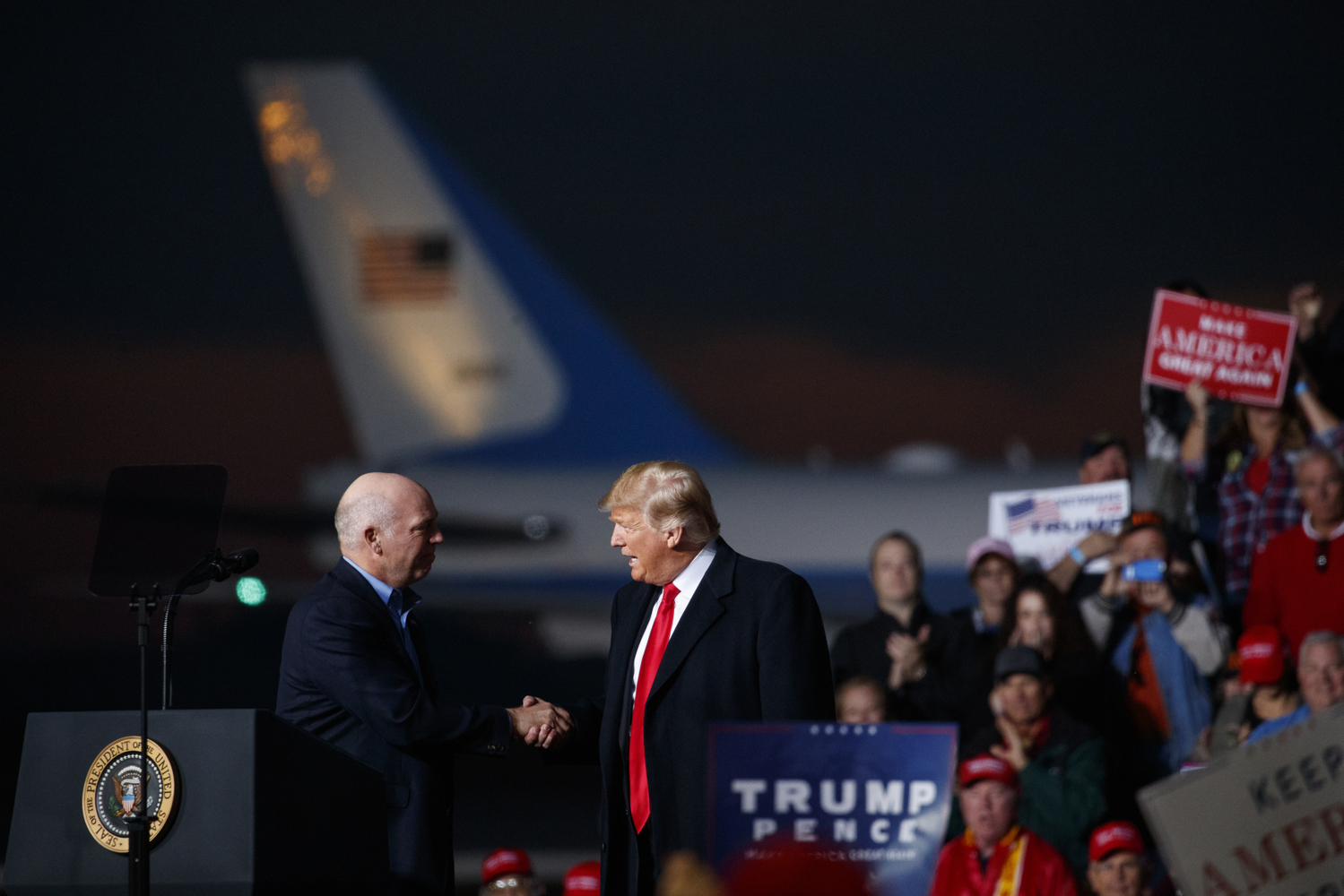 Poslanec Sněmovny reprezentantů Greg Gianforte (vlevo) a prezident USA Donald Trump na předvolebním mítinku.