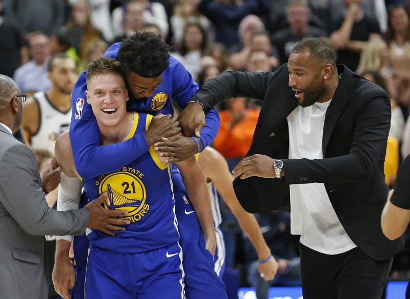 Basketbalista Jonas Jerebko se raduje se svými spoluhráči z výhry nad Utahem.