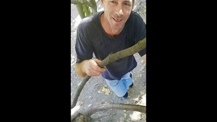 Policie pátrá po muži, který v Praze navazoval kontakt s dívkou.
