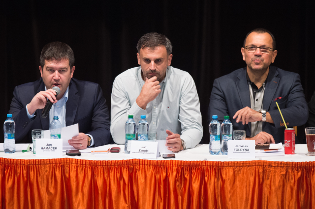 Jiří Zimola (uprostřed) na jednání širšího vedení ČSSD.