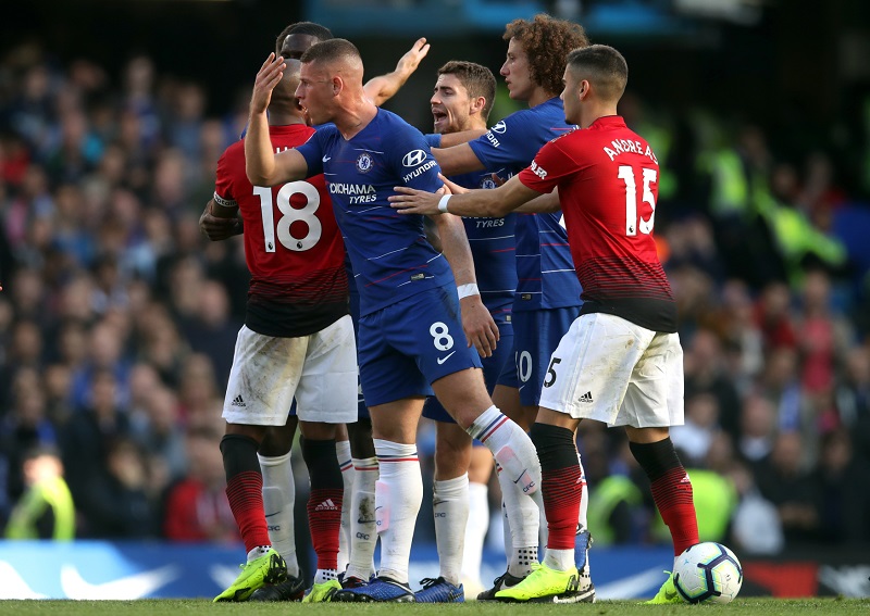 Fotbalisté Chelsea v devátém kole anglické ligy vybojovali gólem v šesté nastavené minutě remízu 2:2 s Manchesterem United.