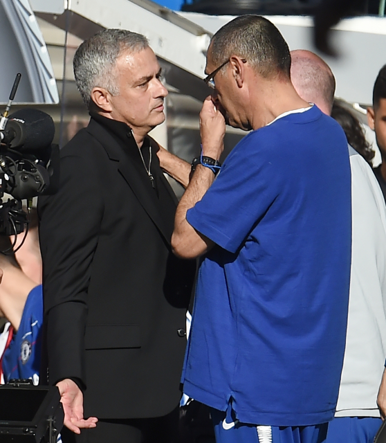 José Mourinho (vlevo) v rozpravě s Mauriziem Sarrim.