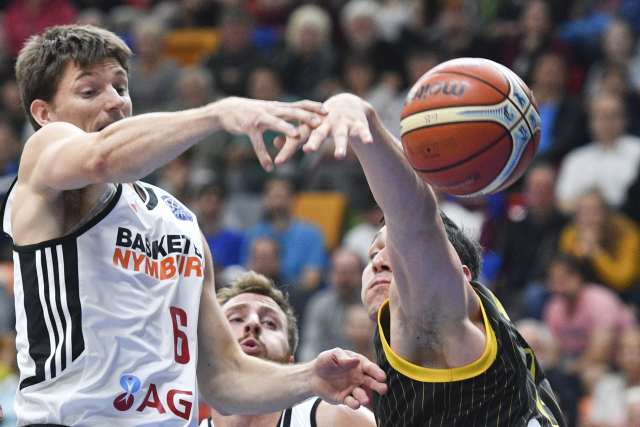 Pavel Pumprla z Nymburka (vlevo).