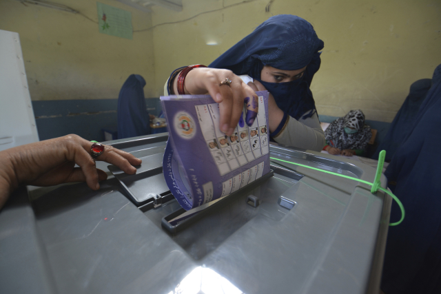 Zhruba tři miliony Afghánců odevzdaly svůj hlas v sobotních parlamentních volbách. Zhruba tři miliony Afghánců odevzdaly svůj hlas v sobotních parlamentních volbách.