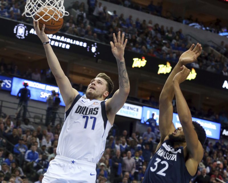 Luka Dončič (vlevo) z Dallasu při pokusu o skórování.