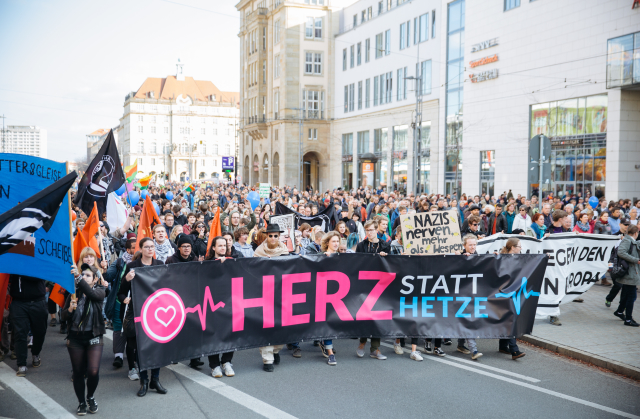 Průvod demonstrantů pod heslem Srdce místo štvaní.