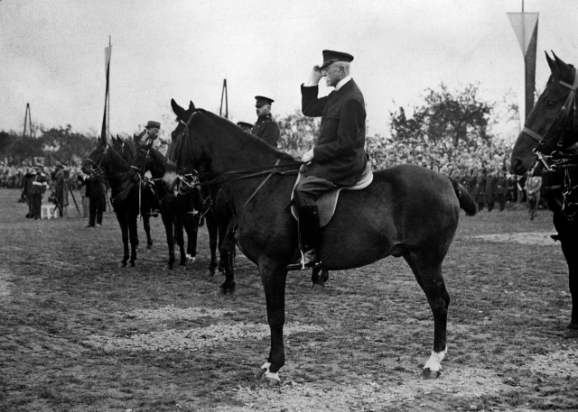 Tomáš Garrigue Masaryk na koni při přehlídce.