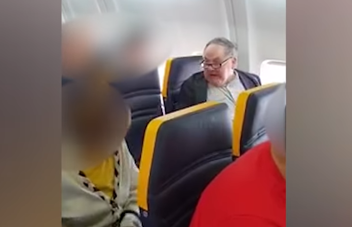 Společnost Ryanair čelí kritice, že nevyvedla sprostého muže z letadla.