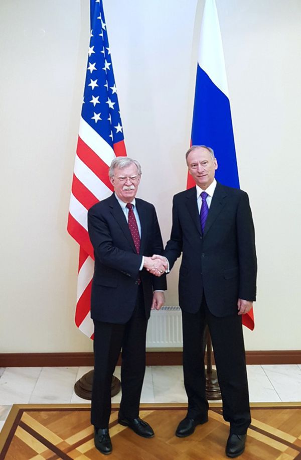 Bezpečnostní poradce amerického prezidenta John Bolton (vlevo) a šéf ruské bezpečnostní rady Nikolaj Patrušev.