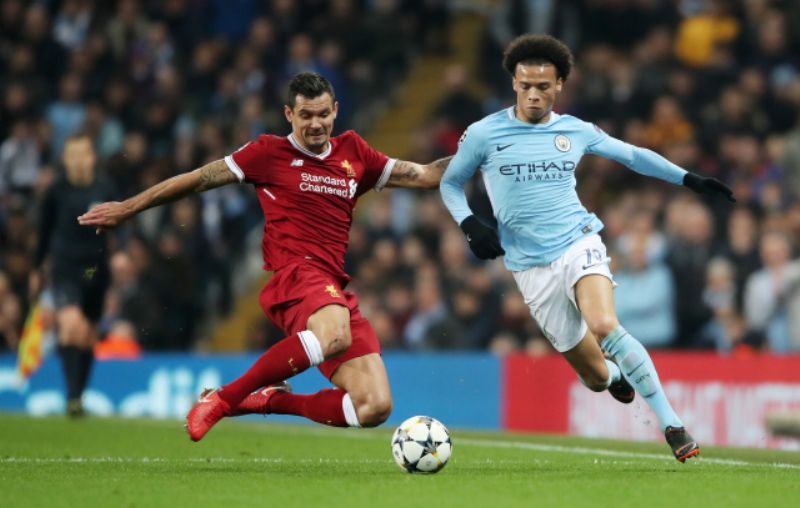 Dejan Lovren (vlevo) v souboji s Leroyem Saném z Manchesteru City.