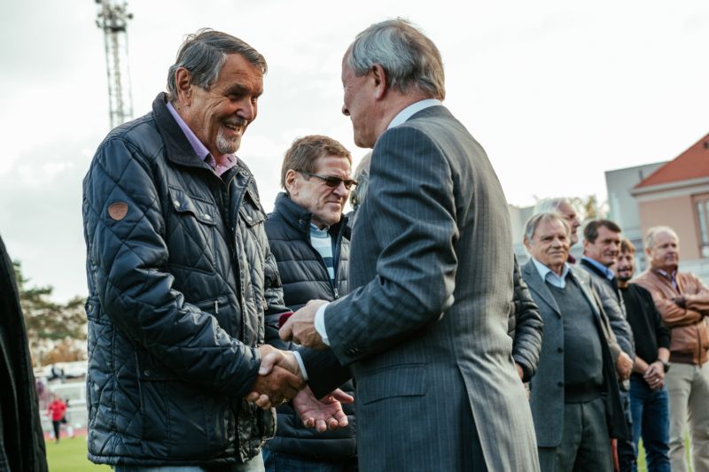 Ivan Novák přebírá vyznamenání od předsedy představenstva Bohumila Pauknera.