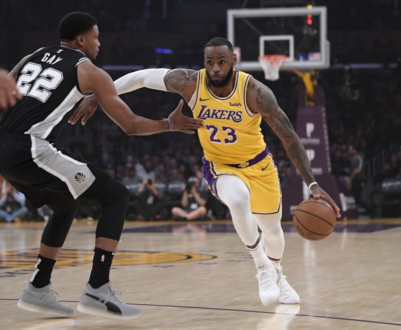 LeBron James v nájezdu proti Rudy Gayovi.