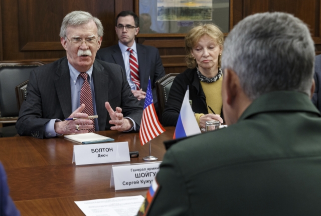 John Bolton (vlevo) a Sergej Šojgun (zády). 