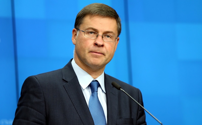 S rozhodnutím komise seznámil Itálii Valdis Dombrovskis.