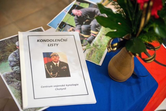 Pietní místo připomínající vojáka Tomáše Procházku, který zemřel při útoku na vozidlo české jednotky v afghánské provincii Herát, bylo 23. října zřízeno v Centru vojenské kynologie Chotyně.
