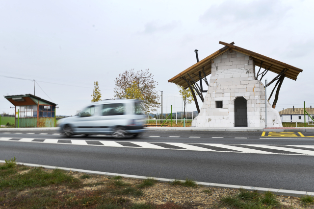 Zastávka v podobě pařezové chaloupky bude hotová příští rok.