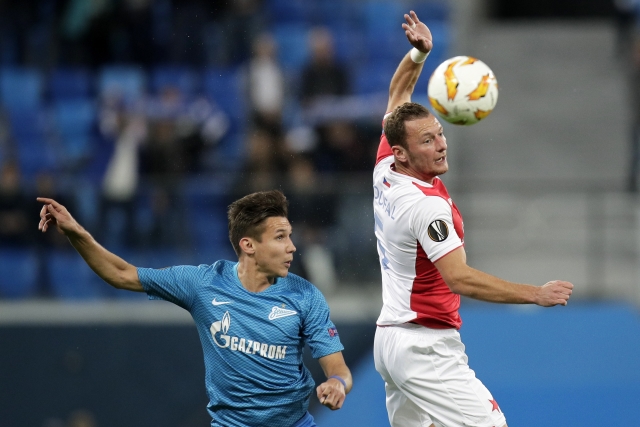 Vladimír Coufal (vpravo) při utkání Evropské ligy proti Petrohradu.