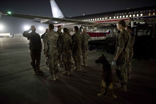 Armádní speciál s ostatky padlého českého vojáka Tomáše Procházky odletěl z Afghánistánu. Na snímku se s padlým kolegou loučí vojáci na základně Bagrám.