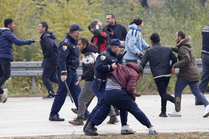 Migranti se u hranic Chorvatska střetli s policií.