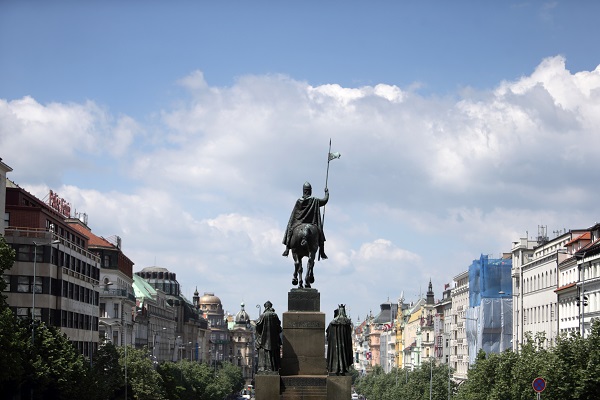 Žulový podstavec pomníku svatého Václava ničí třeba vosk ze svíček.
