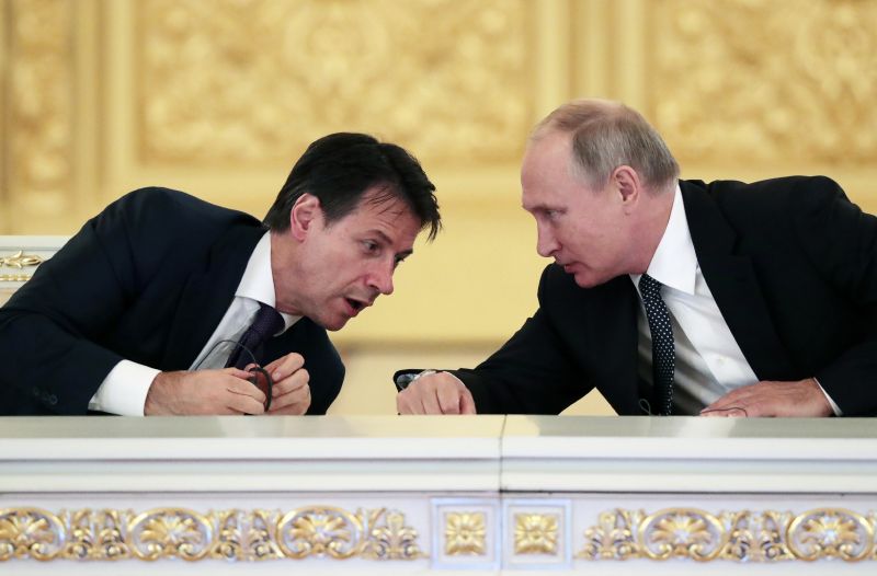 Italský premiér Guiseppe Conte (vlevo) a ruský prezident Vladimír Putin.