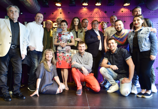 Herci a další tvůrci muzikálového zpracování oblíbené filmové hudební komedie Trhák na tiskové konferenci 19. dubna 2018 v Praze. Muzikál uvede pražské Divadlo Broadway 25. října.