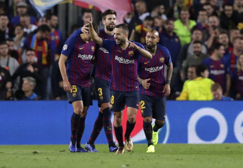 Jordi Alba oslavuje branku do sítě Interu Milán.