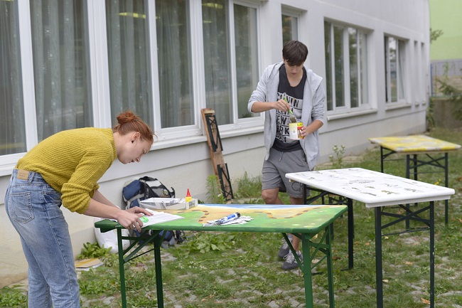 Studenti Vyšší odborné školy Michael výtvarně zpracovali sedací sety pro ART and FOOD zónu.