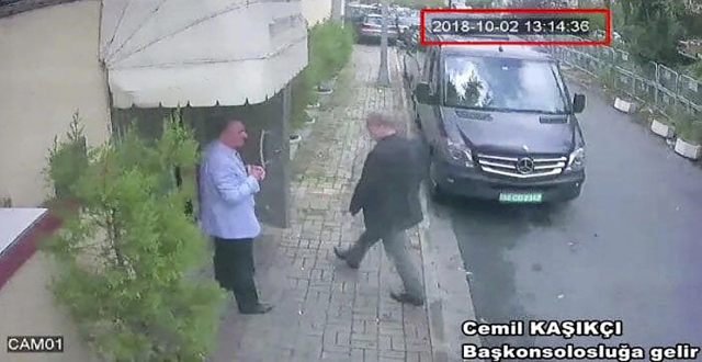 Snímek jak Chášukdží vchází do budovy konzulátu v Istanbulu.
