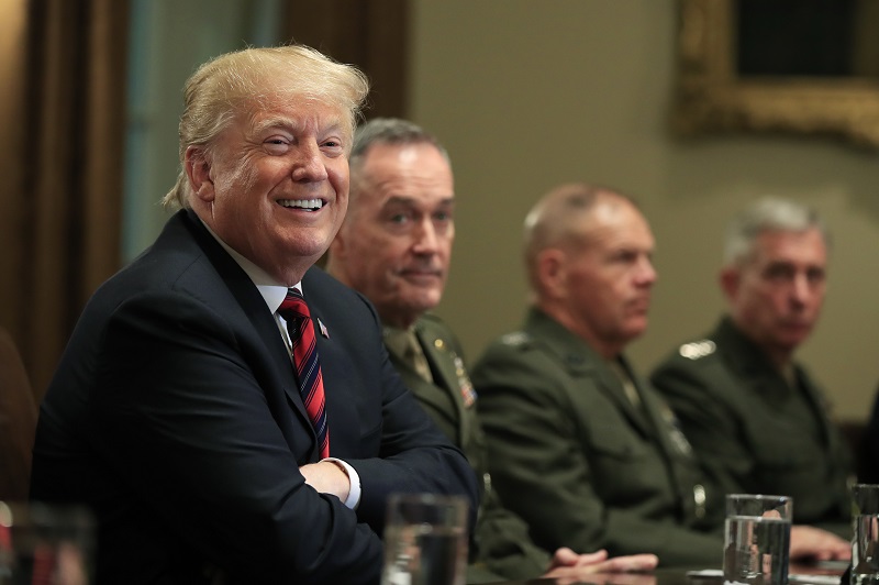 Donald Trump vyslal na hranici s Mexikem armádu.