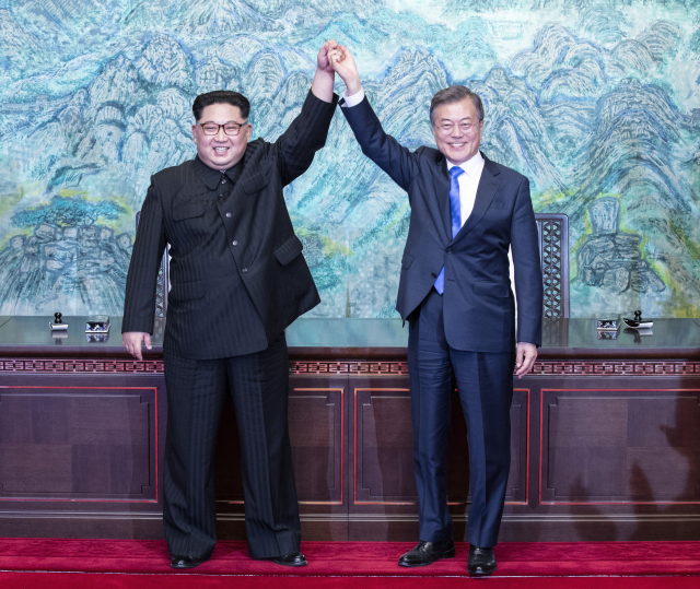 Zleva: severokorejský vůdce Kim Čong-un a jihokorejský prezident Mun Če-in.
