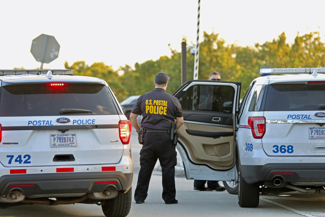 Policie kvůli výbušninám prohledává budovu pošty u Miami.