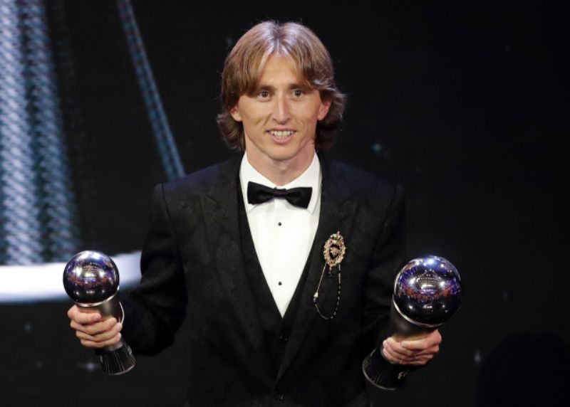 Luka Modrič přebírá cenu pro nejlepšího hráče FIFA.