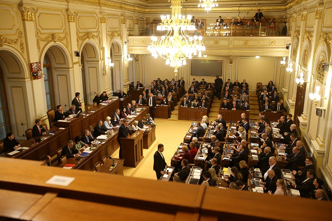 Jednání ve Sněmovně.