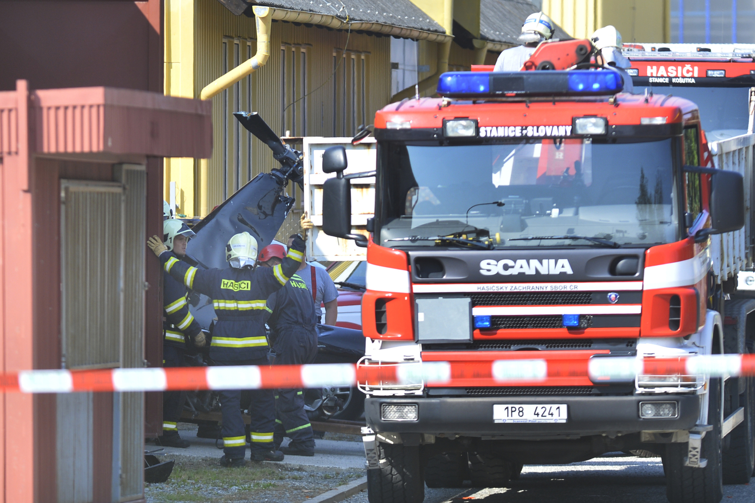 Hasiči při zásahu u zářijového pádu vrtulníku v Plzni.