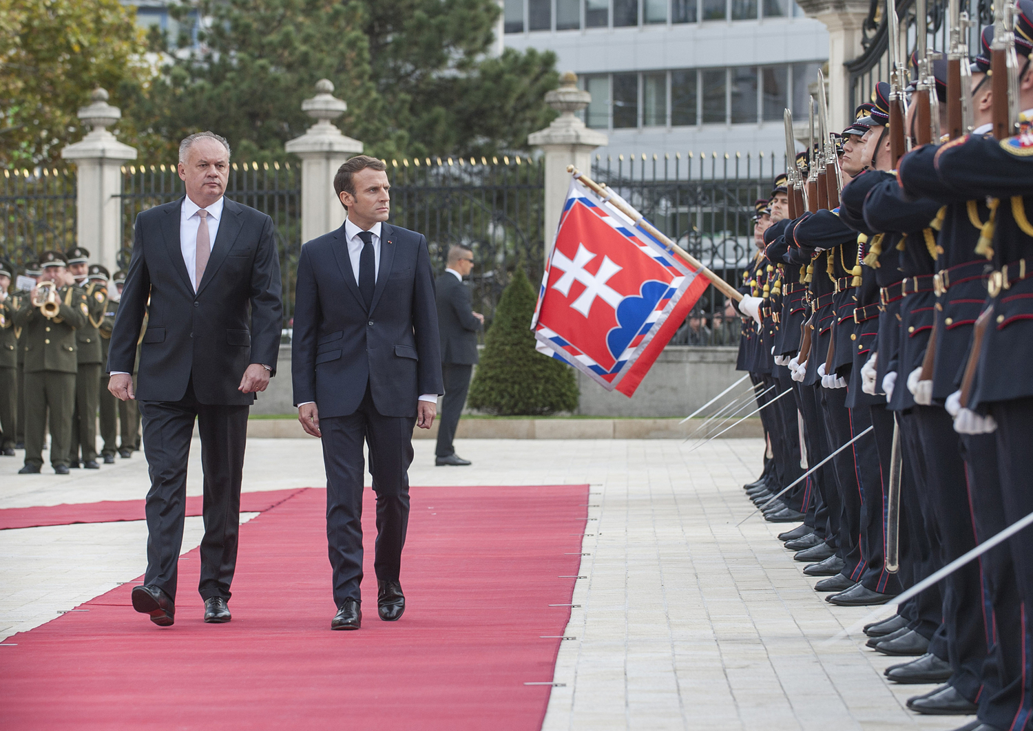 Slovenský prezident Andrej Kiska (vlevo) přivítal v pátek v Bratislavě francouzského prezidenta Emmanuela Macrona.