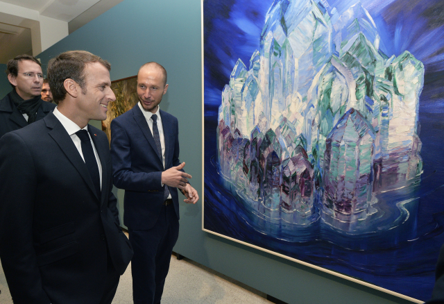 Macron si prohlíží obraz Wenzela Hablika Křišťálový zámek ve Veletržním paláci.