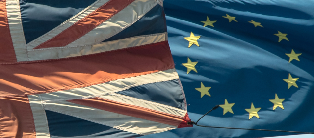 Vlajka Velké Británie (vlevo) a Evropské unie.