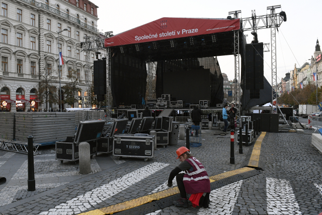 Příprava pódia pro koncert při příležitosti vzniku Československa na Václavském náměstí v Praze.