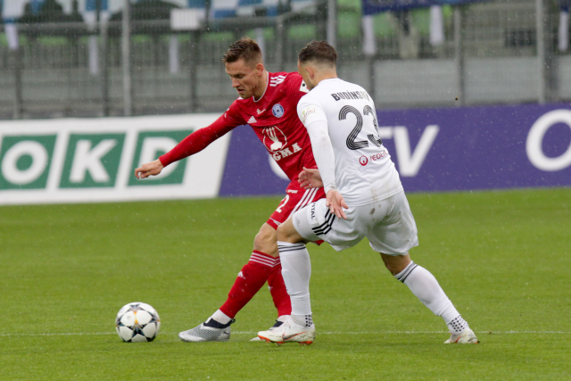 Lukáš Kalvach z Olomouce (vlevo) v souboji o míč proti Budínskému z Karviné.